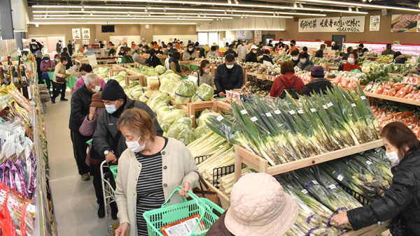 「でんえんマルシェ」のにぎわいの様子