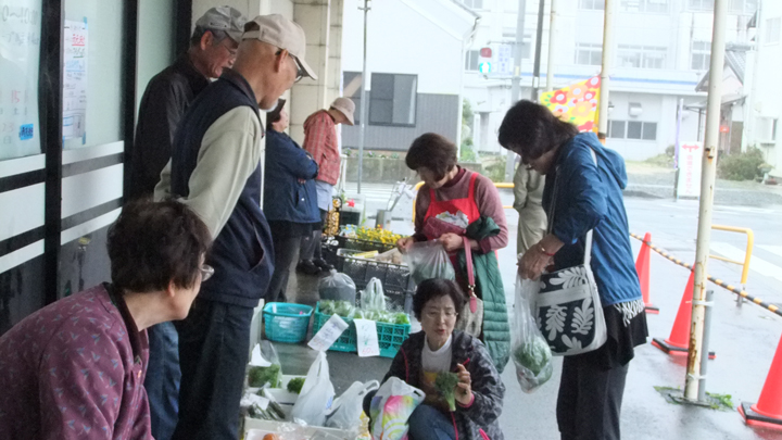 八名地域の生活拠点「ＪＡプラザ」での朝市