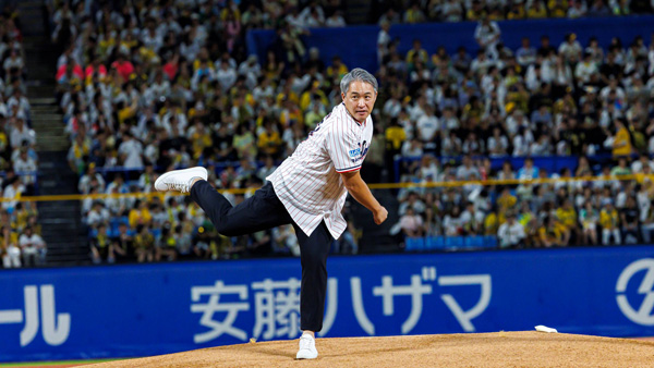 五十嵐亮太さんによる始球式