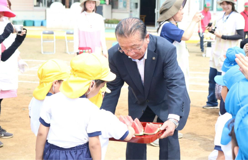 千葉みらい農業協同組合グリーンやちまた園芸部に協力いただき、市内保育園児に西瓜の試食会を実施