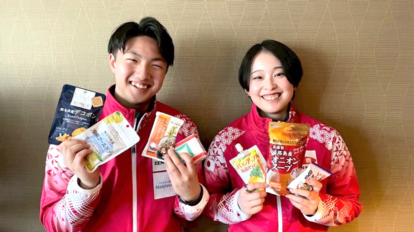 「ニッポンの食」を手にする日本代表の中嶋選手（右）と山本選手（提供：JCA）