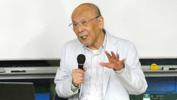 調報告を行う奥村明博名誉教授