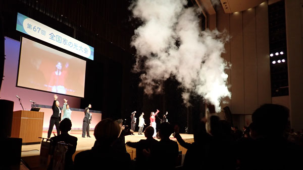 ダンスコンテスト表彰を終え、ダンスで盛り上がる