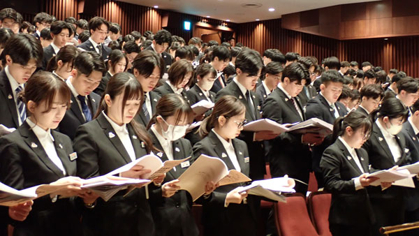 真剣な面持ちでＪＡ綱領を唱和するＪＡ全国機関新規採用職員ら（4月1日、東京・ニッショーホール）