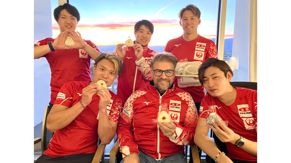 おむすびを手に笑顔のカーリング男子日本代表チーム（©JCA）