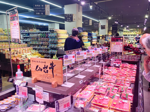 仙台牛が並ぶ店内