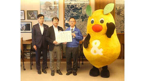 東山動植物園で行われた感謝状贈呈式。右から、東山総合公園長の山田英一氏、ＪＡ愛知信連代表理事理事長の磯村幹夫氏、同会代表理事常務　柴田伸一氏
