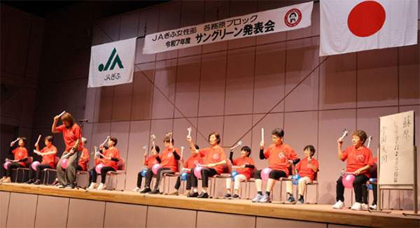 サングリーン発表会でリズムで貯筋（筋肉体操）を演舞する 女性部員ら（各務原市）