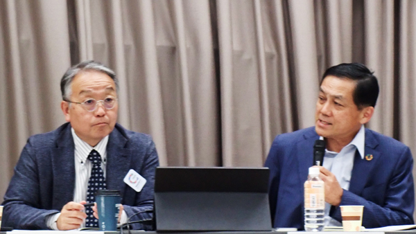 協同組合のポテンシャルへの期待を語る高﨑真一ILO駐日代表。左は認定NPO法人抱樸の奥田知志理事長