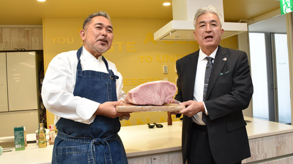 鹿児島黒牛。森野氏（左）と下小野田組合長