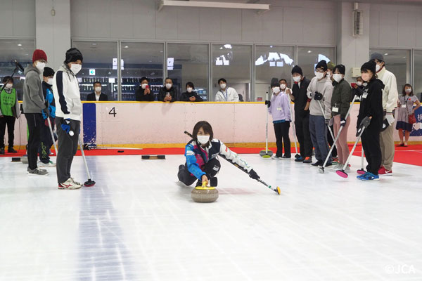 参加者にお手本を見せる吉村紗也香選手（写真提供：JCA）