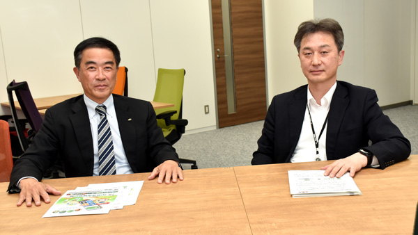 日本農薬の谷元忠執行役員国内営業本部副本部長（左）とＪＡ全農の山田正和耕種総合対策部長