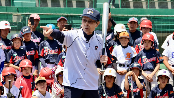 バッティングの指導をする王理事長