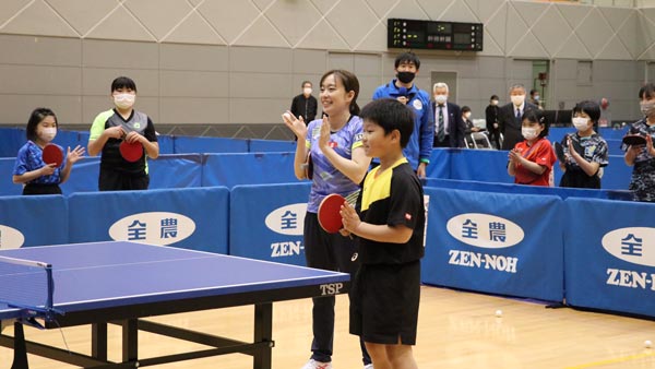 卓球を楽しむ石川選手と子どもたち