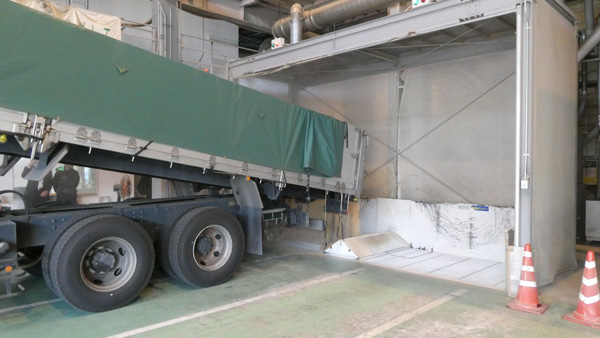 大型トラックで富池ライスセンターに搬入
