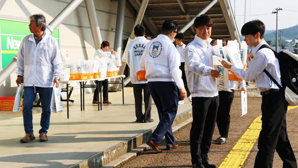 山形駅では400セット、赤湯駅では200セットを配布
