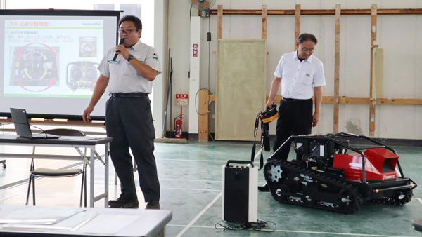 農業機械を紹介するメーカー担当者
