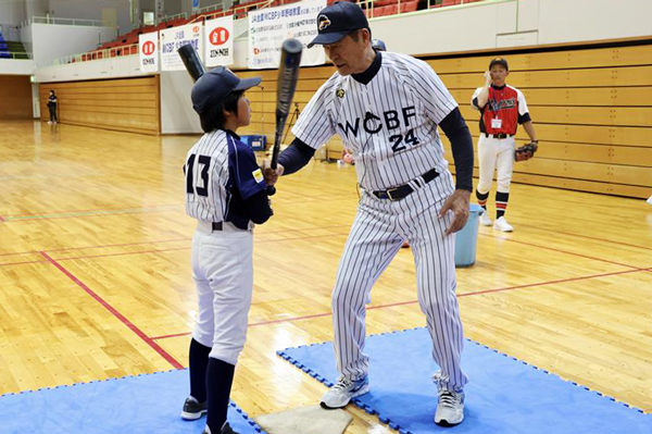 投手の指導をする阿波野講師