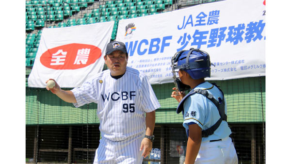 捕手の指導をする大久保講師