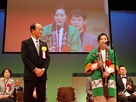 記事活用の部の最優秀 ＪＡみっかび・樋田奈津子さん（右）