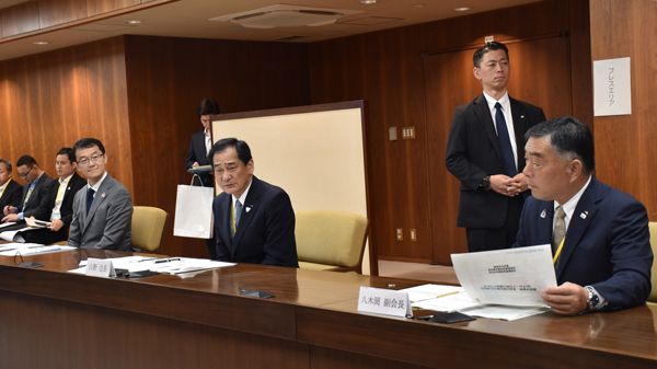 山野全中会長（中央）と八木岡全農副会長（右）、北林農中理事長（左）。
