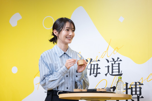 人気企画「セレクト5」を特別バージョンで体験する波瑠さん