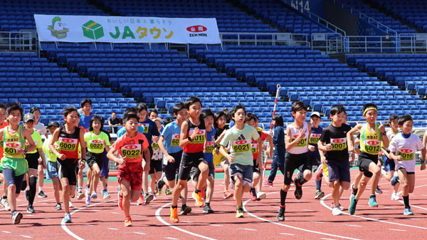 ミニマラソンに参加する子どもたち