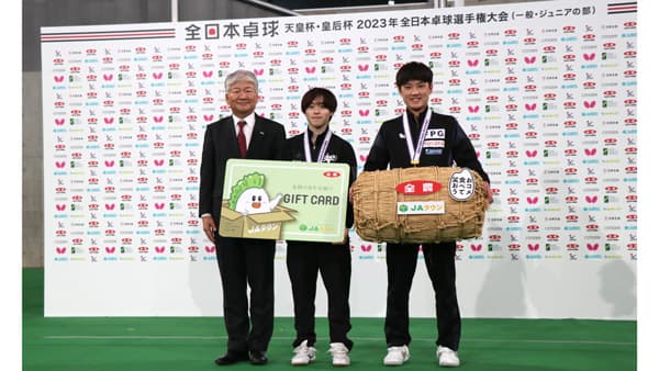 男子ダブルスの部で優勝し副賞を手にするた張本・森薗ペア