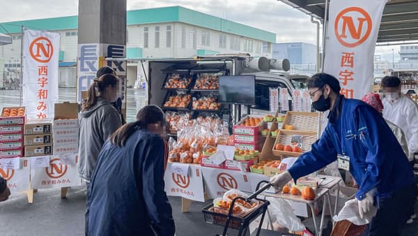 西宇和みかんを販売するマルシェの様子