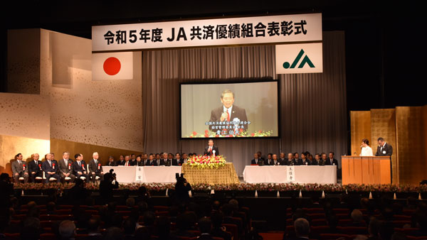 あいさつする青江会長