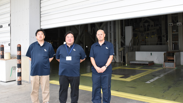 （左から）米穀販売課の泉田課長補佐、笹森さん、齋藤さん
