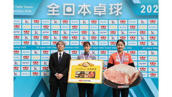 女子ダブルスの部で優勝した張本美和選手（木下グループ）・長﨑美柚選手（木下アビエル神奈川）ペア