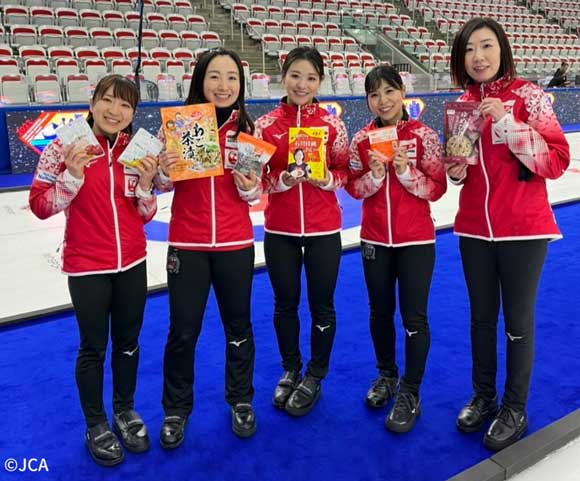「ニッポンの食」を手に笑顔の日本代表「LOCOSOLARE」のメンバー