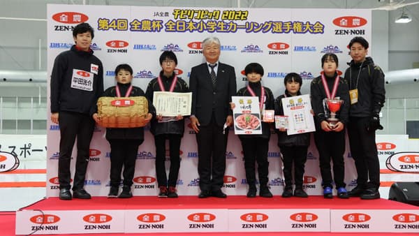 優勝した「軽井沢ジュニア」と安田専務（中央）