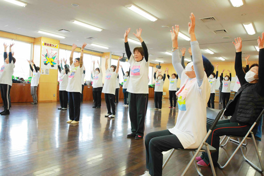 音楽に合わせて全身を動かす。椅子に座ったままでも参加できるのがレインボー体操の魅力の一つだ。