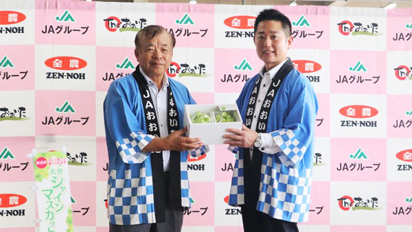 旬入りを祝う小野次信部会長（左）と後藤竜也市長（右）