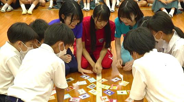 YouTube「企画小学生と『お米かるた』でガチバトル！篇」から