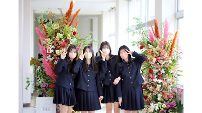 卒業生を祝福「フラワーフォトブース」をプレゼント　ＪＡ鳥取中央大栄花き部会