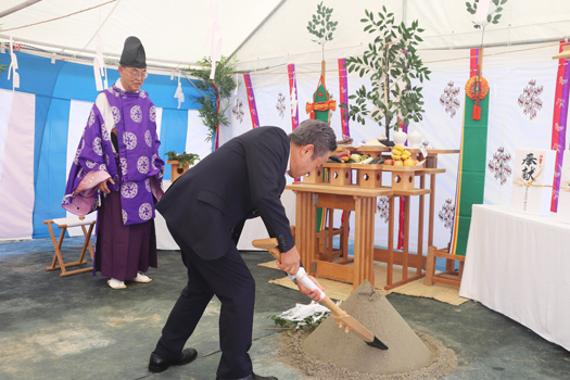 起工式でくわ入れをする豊田社長