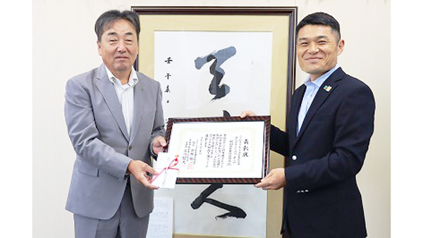 表彰状を受け取った保科亙組合長（左）と農林中央金庫山形支店津久井勝之副支店長（右）