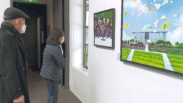 「身土不二」の作品展と玄さん（左）