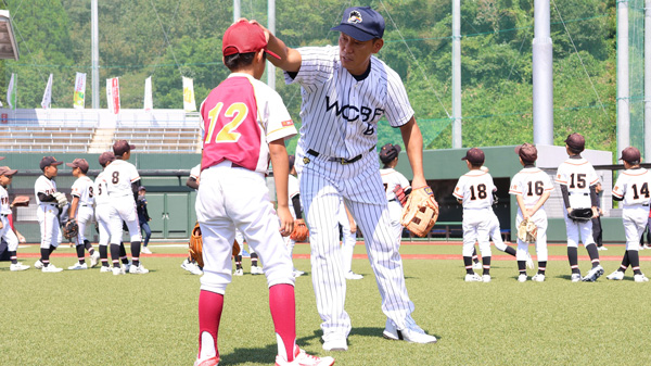 野手の指導をする井端講師