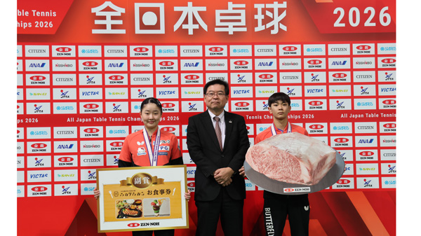 ジュニアの部で優勝した、川上流星選手（右）と張本美和選手（左）