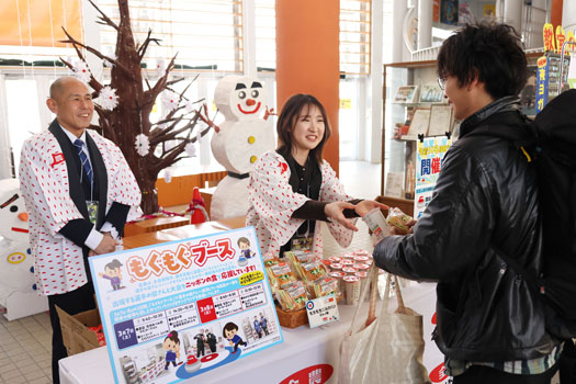 商品を手に笑顔の来場者