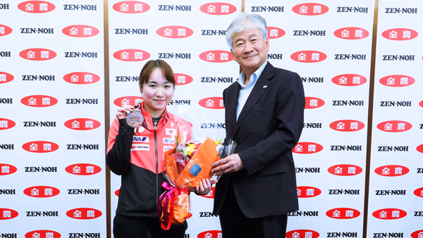 女子シングルスで銅メダルを獲得した 伊藤選手