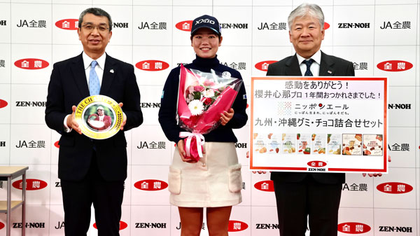 野口理事長（左）と安田専務（右）から贈呈品を贈られた櫻井プロ