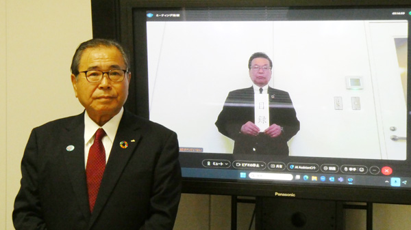 ＪＡ全国共済会の坂本富雄会長（左）とＪＡ熊本中央会の宮本隆幸会長（右、オンライン参加）