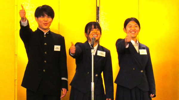 大賞を獲得した熊本農業高校の生徒たち　壇上で「ブラボー！」