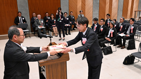 表彰状を授与される群馬県本部副本部長の新井豊氏（写真提供：上毛新聞社）