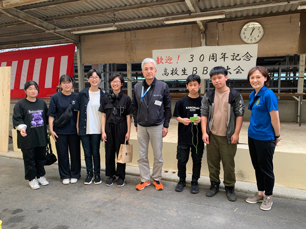 参加した高校生と下小野田組合長（右から4人目）